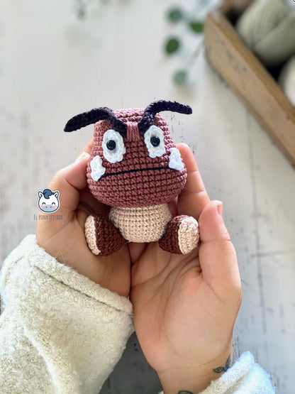 Amigurumi Goomba inspirado en Super Mario Bros, tejido a mano en ganchillo, un patrón PDF perfecto para fans de Nintendo y los videojuegos retro.