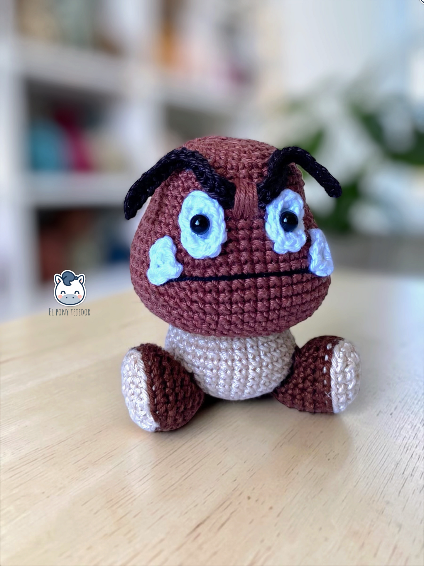 Amigurumi Goomba inspirado en Super Mario Bros, tejido a mano en ganchillo, un patrón PDF perfecto para fans de Nintendo y los videojuegos retro.