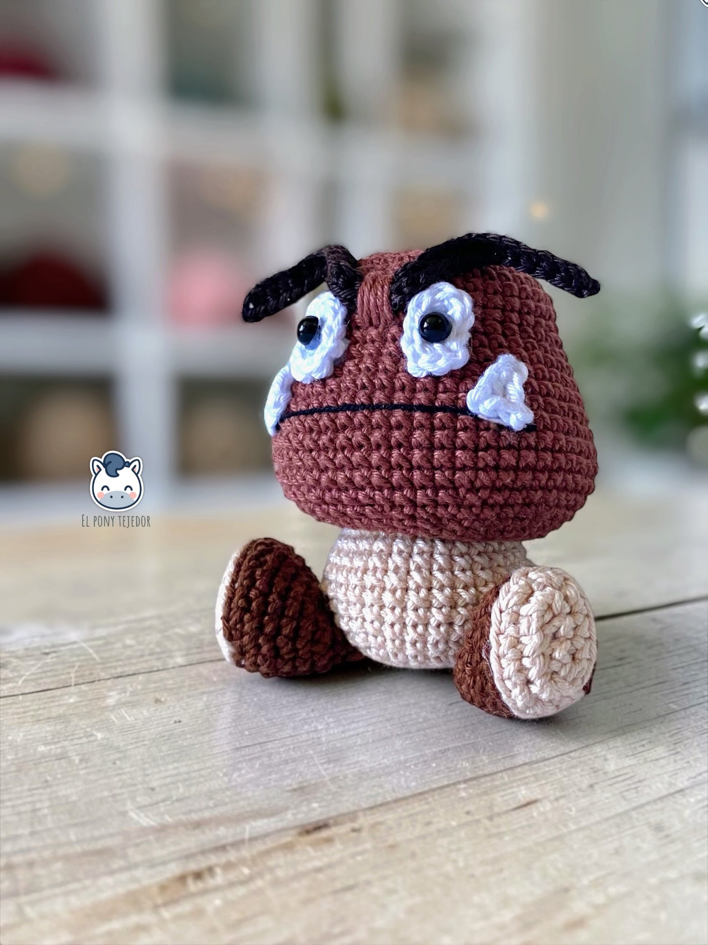 Amigurumi Goomba inspirado en Super Mario Bros, tejido a mano en ganchillo, un patrón PDF perfecto para fans de Nintendo y los videojuegos retro.