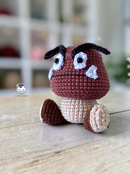 Amigurumi Goomba inspirado en Super Mario Bros, tejido a mano en ganchillo, un patrón PDF perfecto para fans de Nintendo y los videojuegos retro.