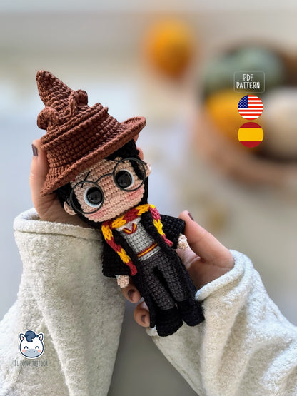 Handmade Harry Potter amigurumi featuring school uniform with Sorting Hat and Quidditch version with broom, crochet pattern PDF for Harry Potter fans / Amigurumi de Harry Potter con uniforme de colegio y sombrero seleccionador y versión de Quidditch con escoba, patrón de ganchillo en PDF para fans de Harry Potter