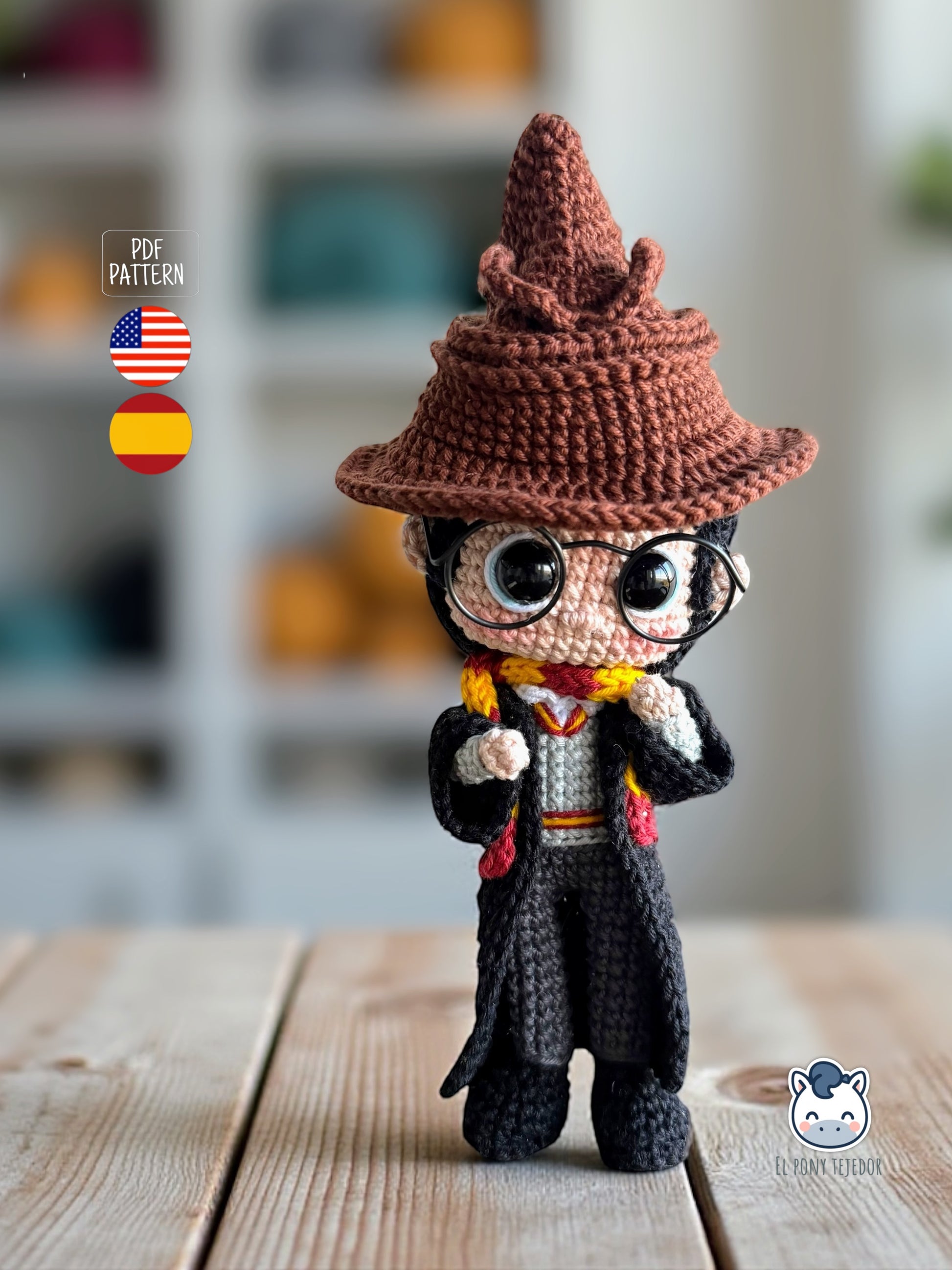 Handmade Harry Potter amigurumi featuring school uniform with Sorting Hat and Quidditch version with broom, crochet pattern PDF for Harry Potter fans / Amigurumi de Harry Potter con uniforme de colegio y sombrero seleccionador y versión de Quidditch con escoba, patrón de ganchillo en PDF para fans de Harry Potter