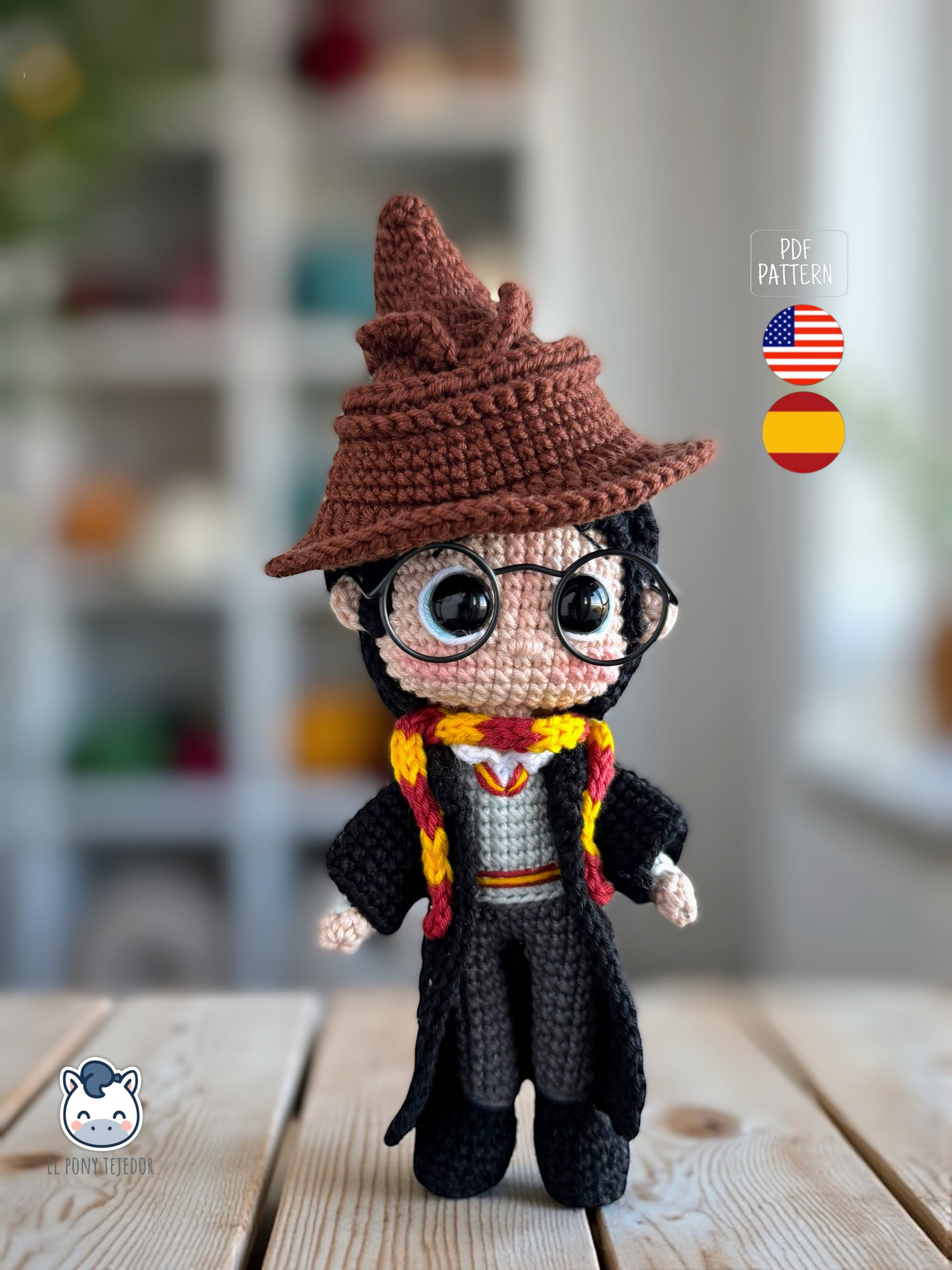 Handmade Harry Potter amigurumi featuring school uniform with Sorting Hat and Quidditch version with broom, crochet pattern PDF for Harry Potter fans / Amigurumi de Harry Potter con uniforme de colegio y sombrero seleccionador y versión de Quidditch con escoba, patrón de ganchillo en PDF para fans de Harry Potter