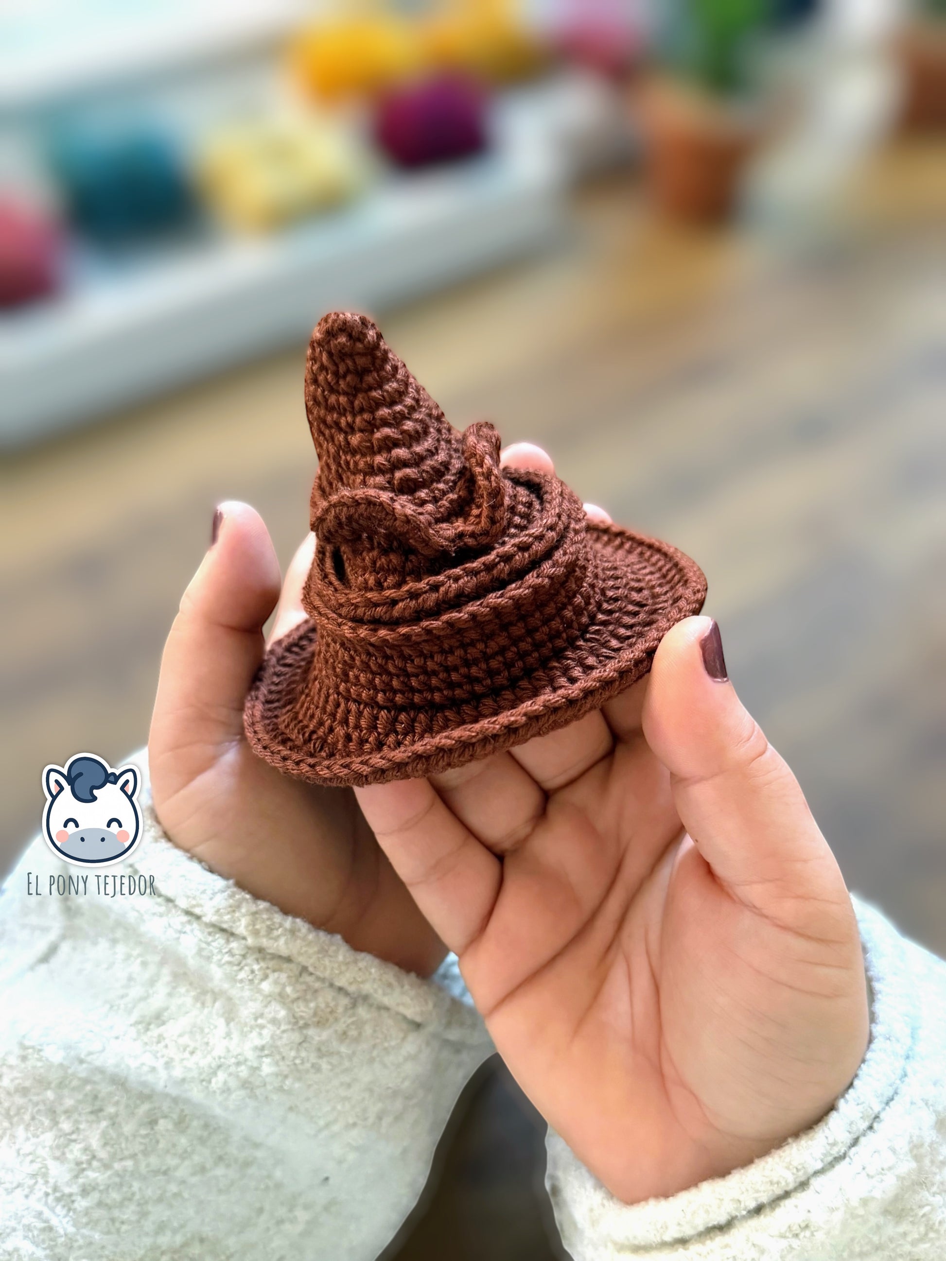 Peluche del Sombrero Seleccionador hecho a mano a crochet, inspirado en Harry Potter. Amigurumi tejido con hilo 100% algodón, con detalles cuidadosamente elaborados. Regalo perfecto para fans del mundo mágico, coleccionistas y amantes de la fantasía.