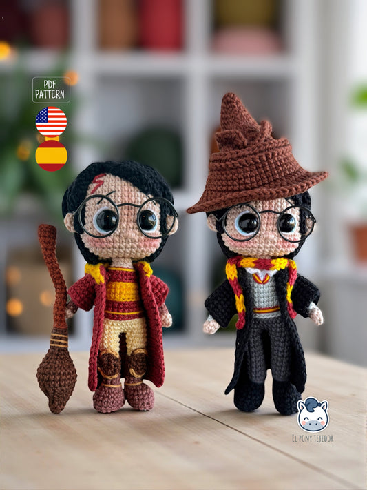 Handmade Harry Potter amigurumi featuring school uniform with Sorting Hat and Quidditch version with broom, crochet pattern PDF for Harry Potter fans / Amigurumi de Harry Potter con uniforme de colegio y sombrero seleccionador y versión de Quidditch con escoba, patrón de ganchillo en PDF para fans de Harry Potter