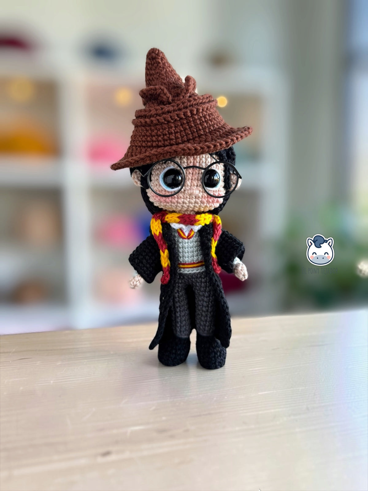 Amigurumi de Harry Potter con uniforme de colegio y sombrero seleccionador y versión de Quidditch con escoba, patrón de ganchillo en PDF para fans de Harry Potter