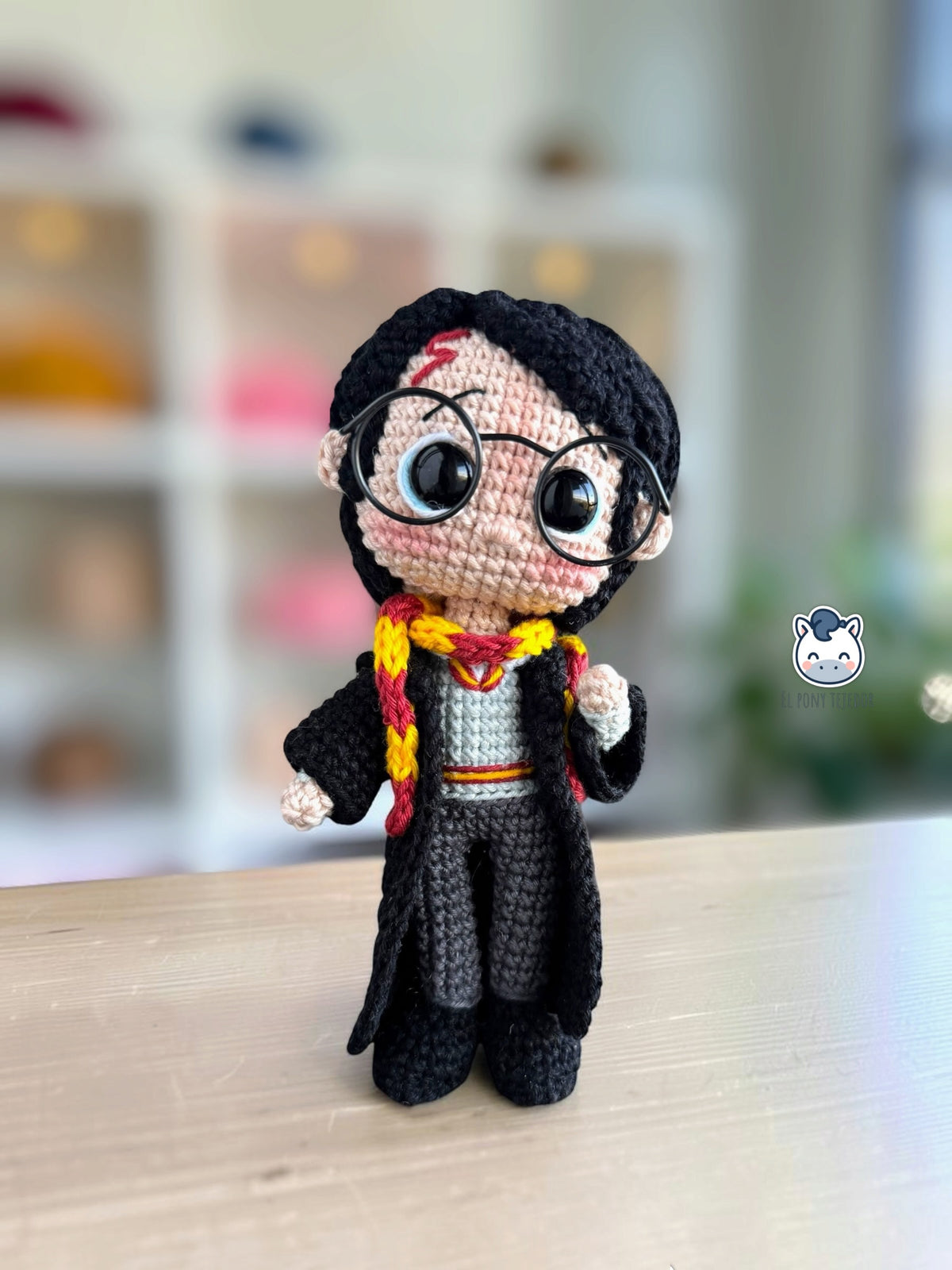 Amigurumi de Harry Potter con uniforme de colegio y sombrero seleccionador y versión de Quidditch con escoba, patrón de ganchillo en PDF para fans de Harry Potter