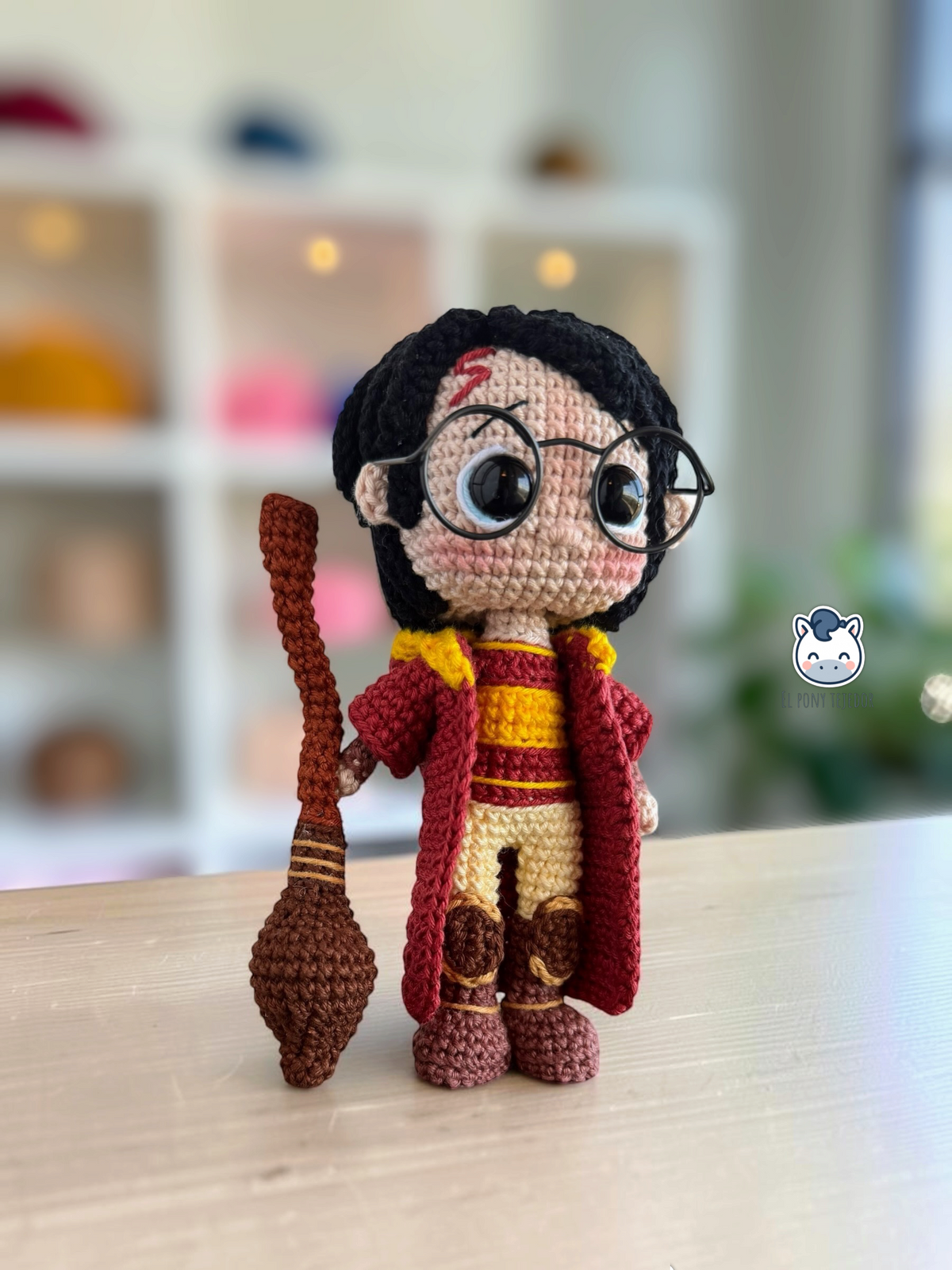 Amigurumi de Harry Potter con uniforme de colegio y sombrero seleccionador y versión de Quidditch con escoba, patrón de ganchillo en PDF para fans de Harry Potter