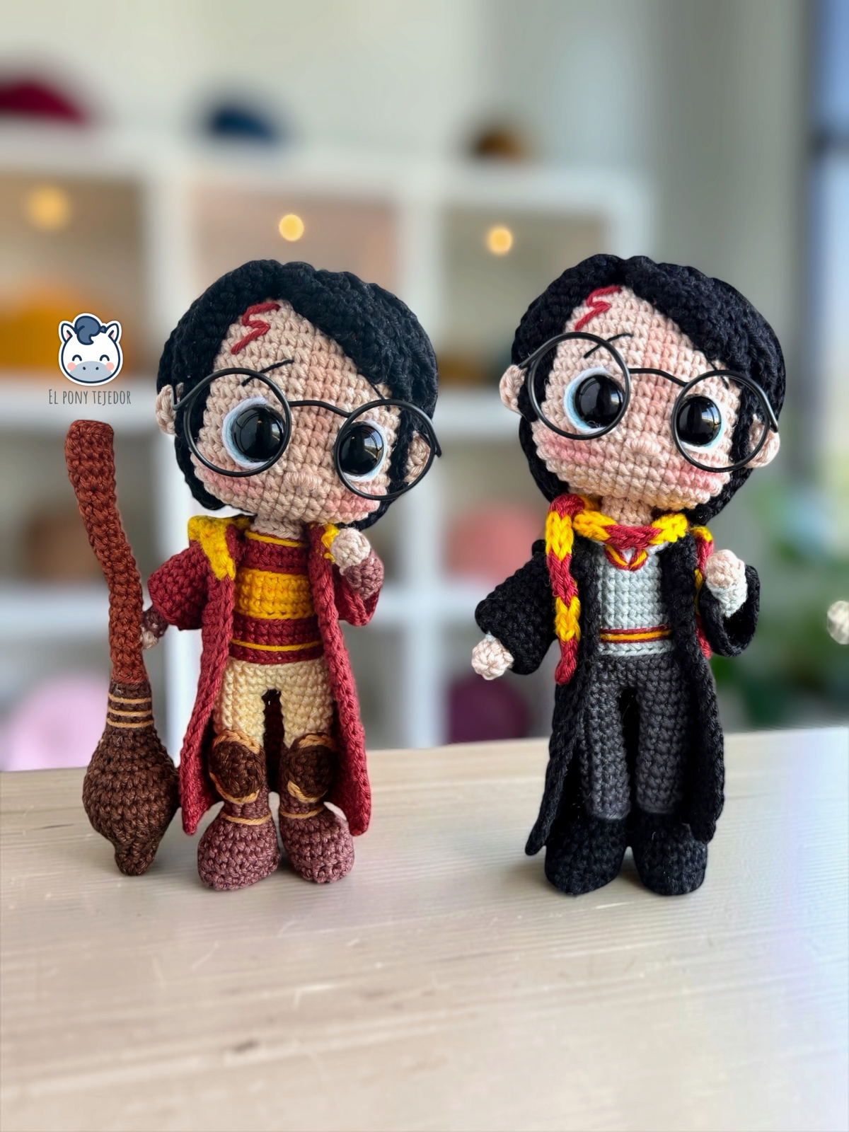 Amigurumi de Harry Potter con uniforme de colegio y sombrero seleccionador y versión de Quidditch con escoba, patrón de ganchillo en PDF para fans de Harry Potter