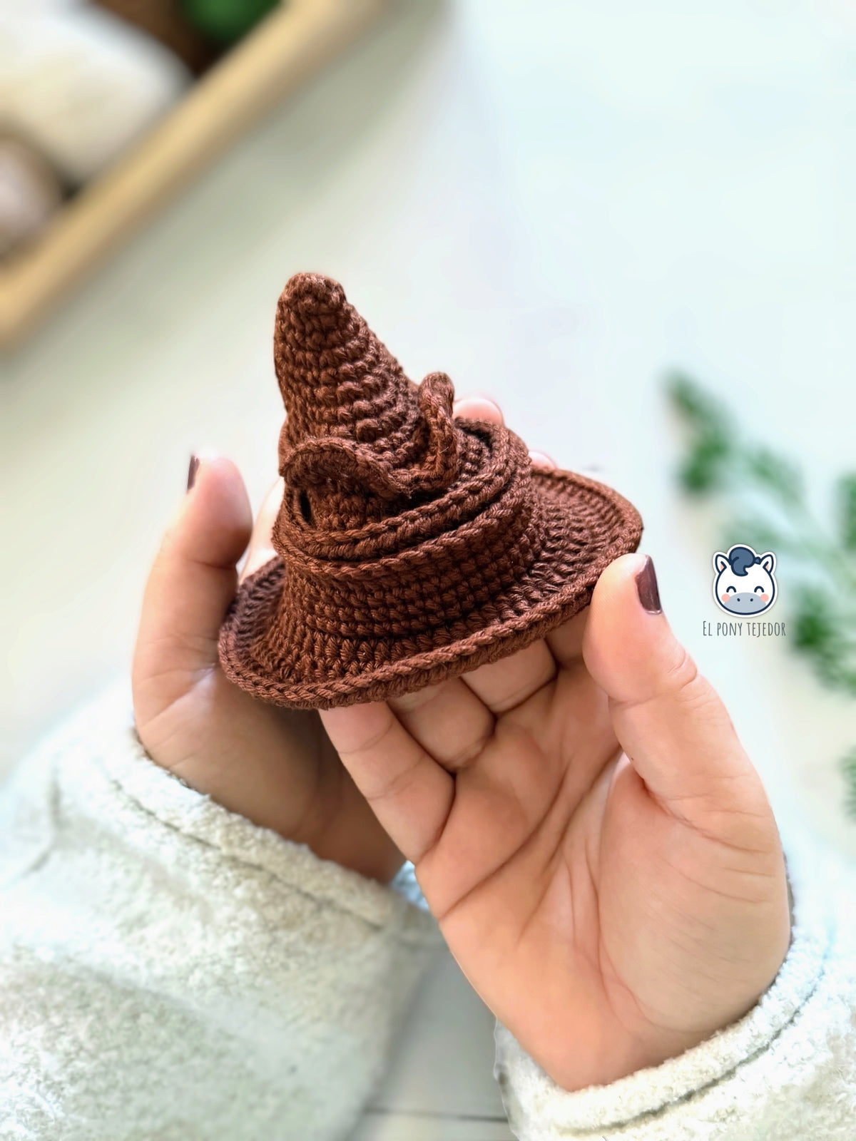 Amigurumi de Harry Potter con uniforme de colegio y sombrero seleccionador y versión de Quidditch con escoba, patrón de ganchillo en PDF para fans de Harry Potter