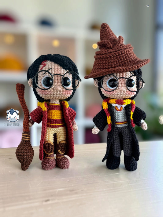 Amigurumi de Harry Potter con uniforme de colegio y sombrero seleccionador y versión de Quidditch con escoba, patrón de ganchillo en PDF para fans de Harry Potter