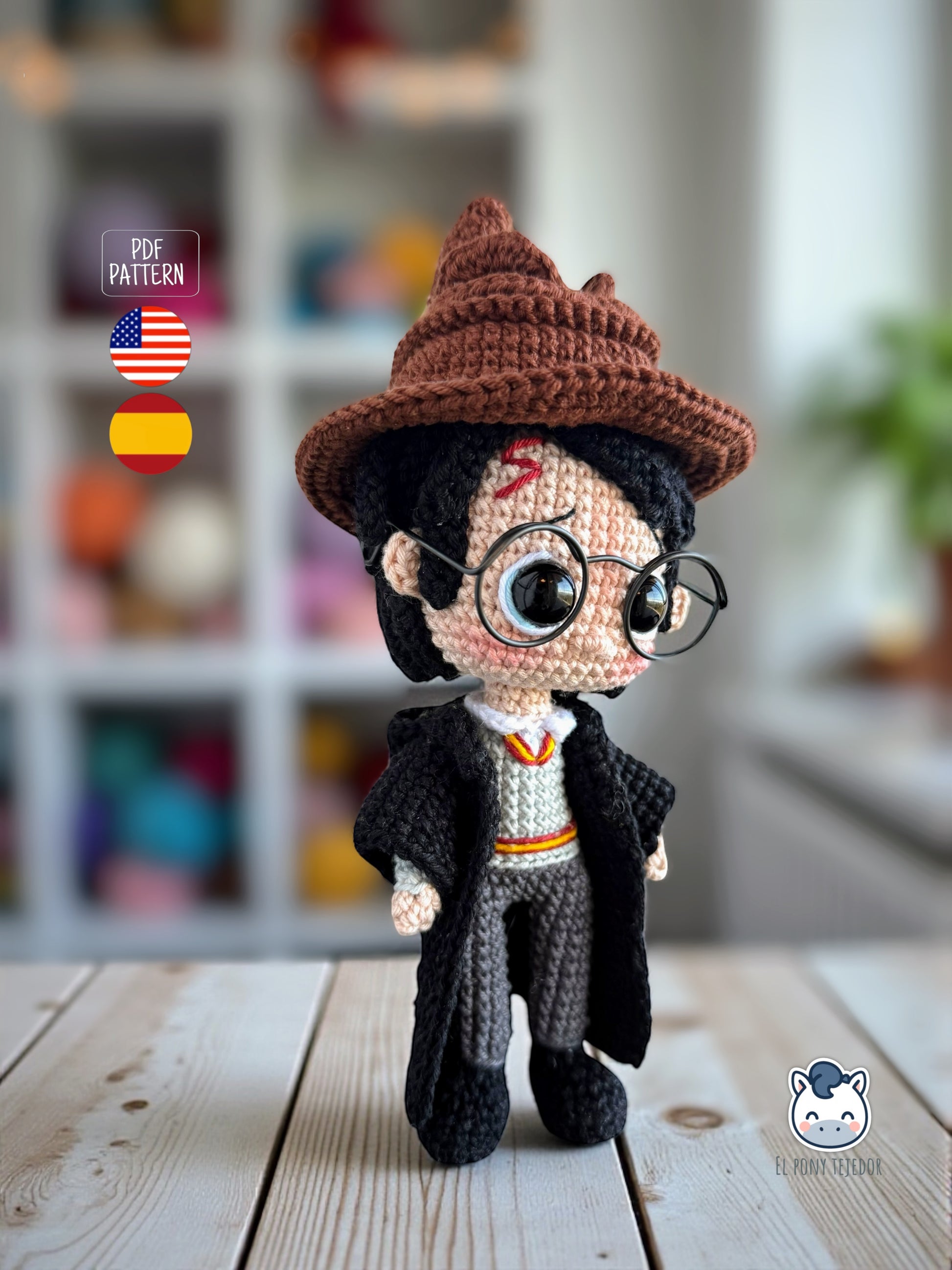 Handmade Harry Potter amigurumi featuring school uniform with Sorting Hat and Quidditch version with broom, crochet pattern PDF for Harry Potter fans / Amigurumi de Harry Potter con uniforme de colegio y sombrero seleccionador y versión de Quidditch con escoba, patrón de ganchillo en PDF para fans de Harry Potter