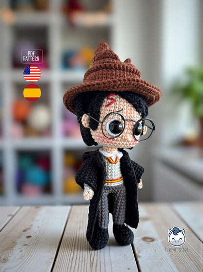 Handmade Harry Potter amigurumi featuring school uniform with Sorting Hat and Quidditch version with broom, crochet pattern PDF for Harry Potter fans / Amigurumi de Harry Potter con uniforme de colegio y sombrero seleccionador y versión de Quidditch con escoba, patrón de ganchillo en PDF para fans de Harry Potter