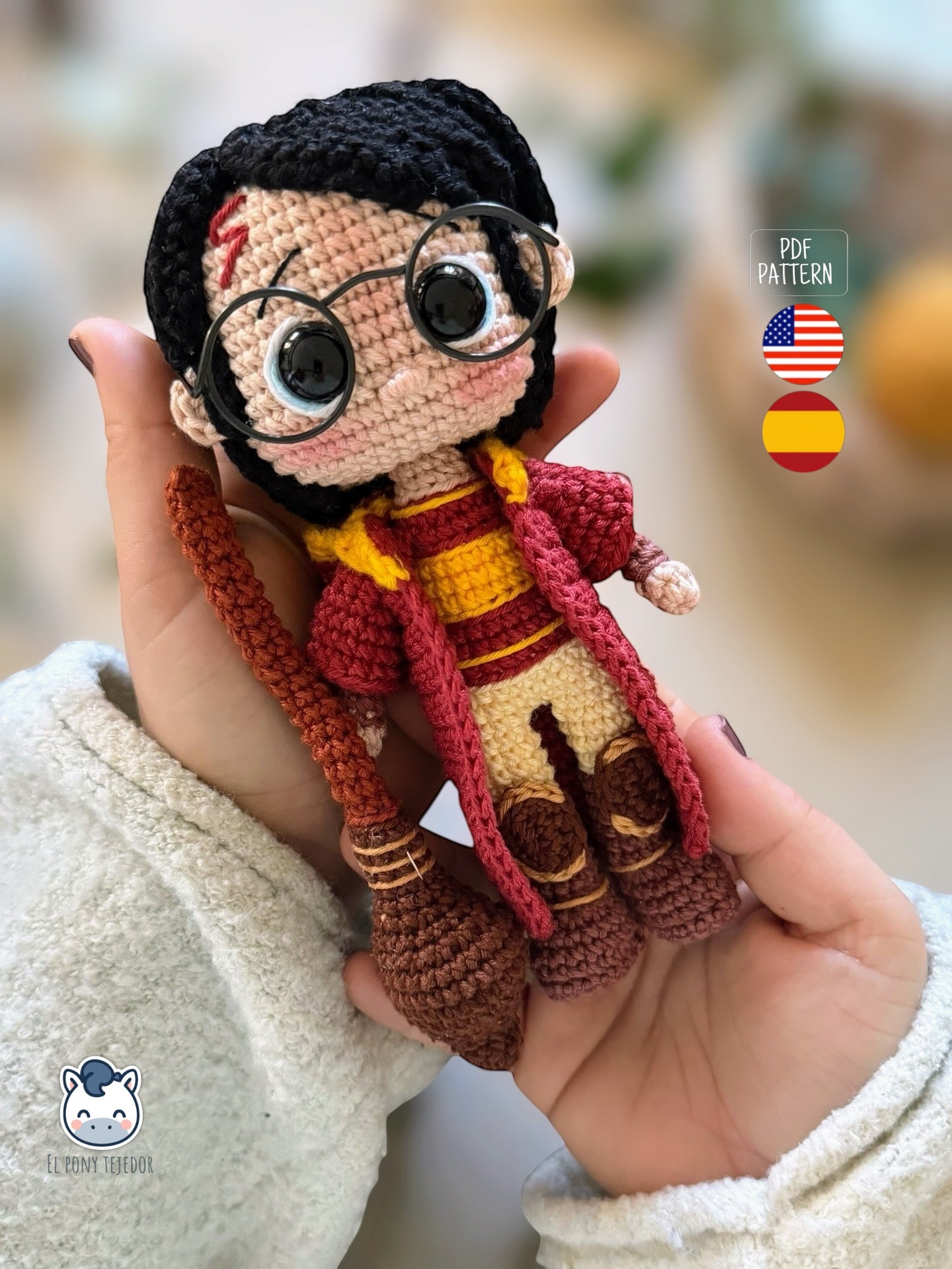 Handmade Harry Potter amigurumi featuring school uniform with Sorting Hat and Quidditch version with broom, crochet pattern PDF for Harry Potter fans / Amigurumi de Harry Potter con uniforme de colegio y sombrero seleccionador y versión de Quidditch con escoba, patrón de ganchillo en PDF para fans de Harry Potter