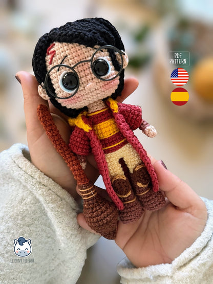 Handmade Harry Potter amigurumi featuring school uniform with Sorting Hat and Quidditch version with broom, crochet pattern PDF for Harry Potter fans / Amigurumi de Harry Potter con uniforme de colegio y sombrero seleccionador y versión de Quidditch con escoba, patrón de ganchillo en PDF para fans de Harry Potter