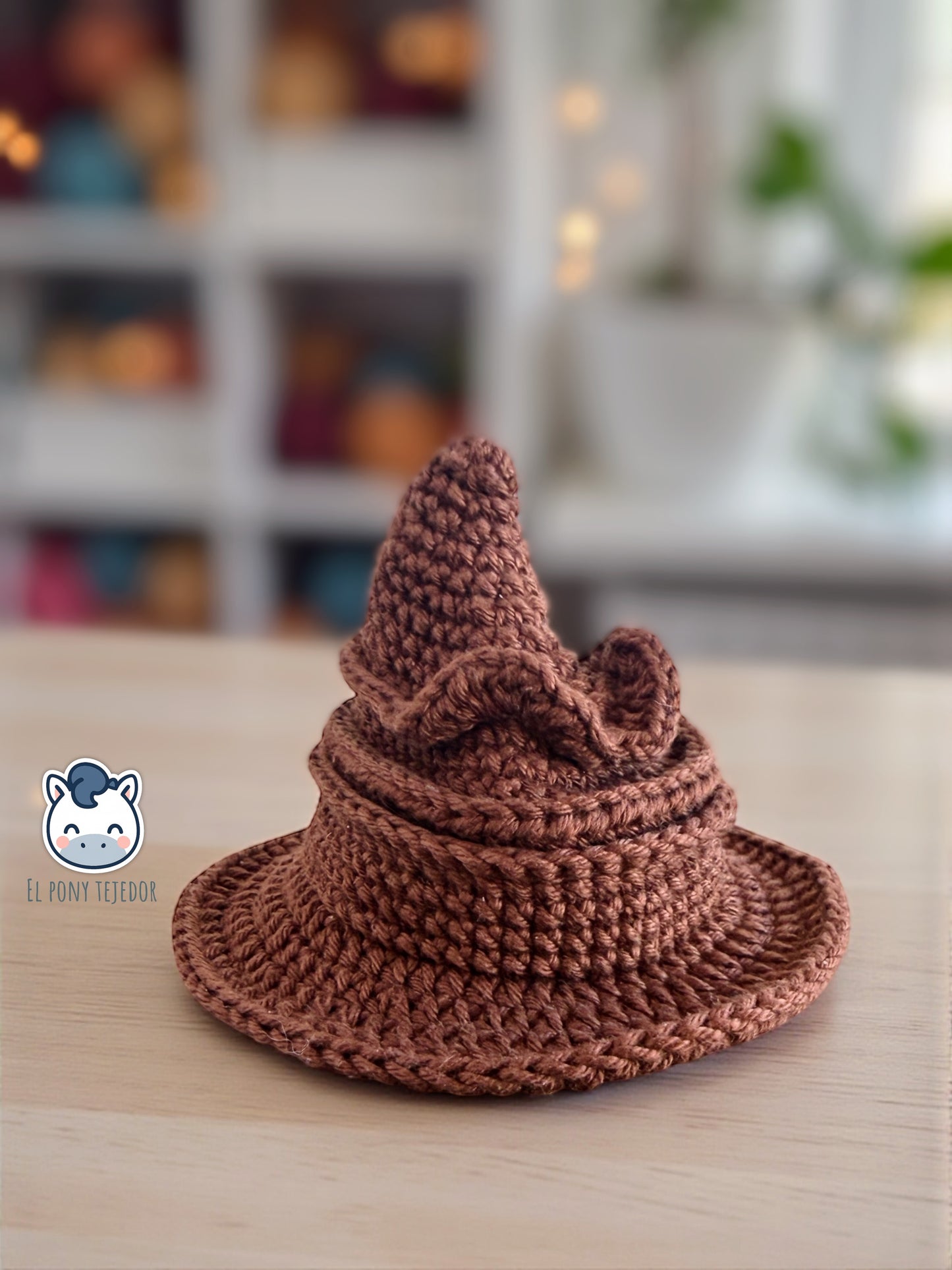Peluche del Sombrero Seleccionador hecho a mano a crochet, inspirado en Harry Potter. Amigurumi tejido con hilo 100% algodón, con detalles cuidadosamente elaborados. Regalo perfecto para fans del mundo mágico, coleccionistas y amantes de la fantasía.