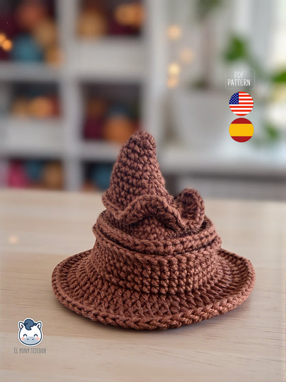Handmade Sorting Hat amigurumi inspired by a magical wizard universe, a geek crochet pattern PDF perfect for fantasy fans and handmade amigurumi lovers | Amigurumi del Sombrero Seleccionador inspirado en un universo mágico, patrón de ganchillo ideal para fans de la fantasía y del crochet artesanal