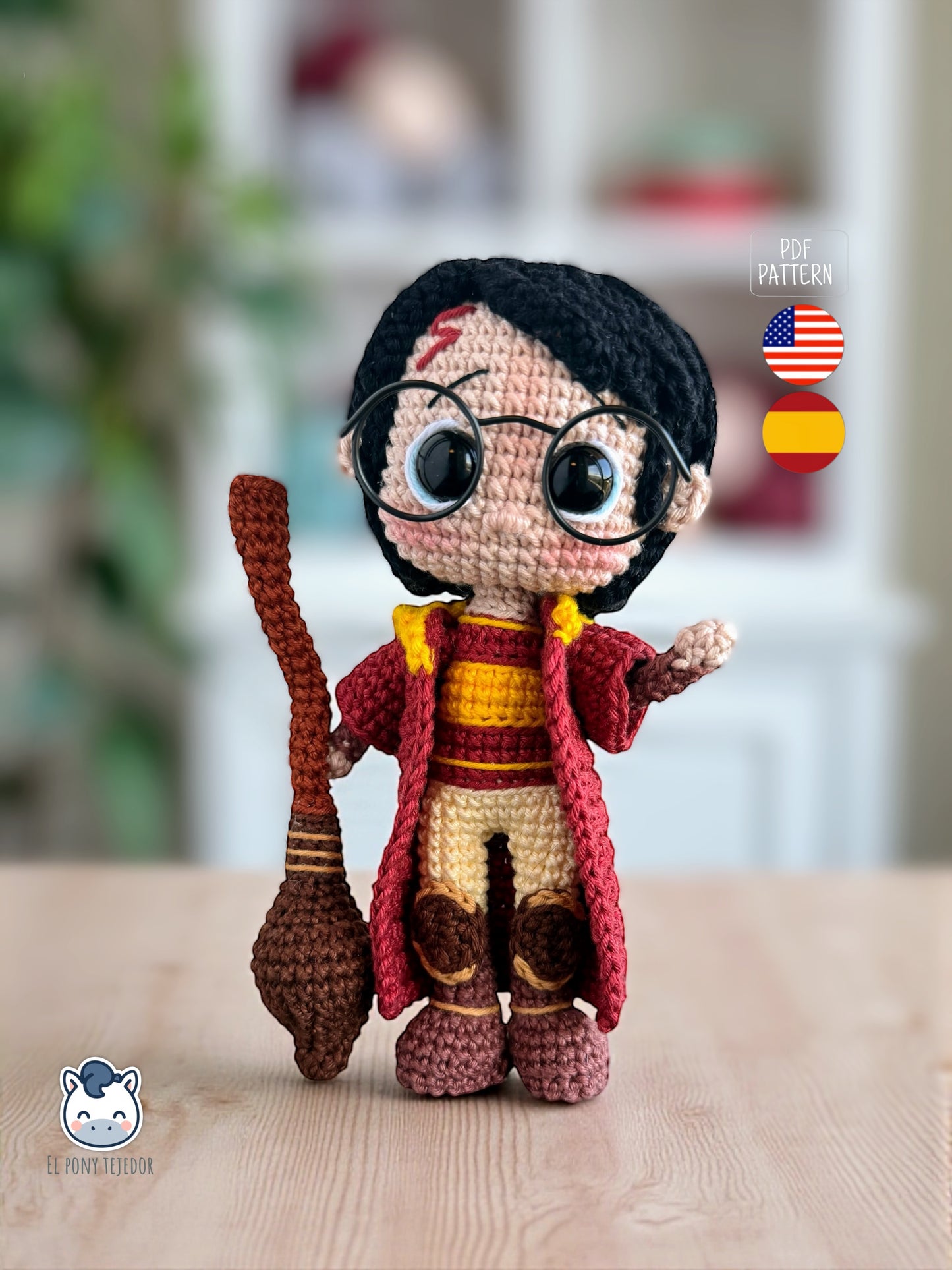 Handmade Harry Potter amigurumi featuring school uniform with Sorting Hat and Quidditch version with broom, crochet pattern PDF for Harry Potter fans / Amigurumi de Harry Potter con uniforme de colegio y sombrero seleccionador y versión de Quidditch con escoba, patrón de ganchillo en PDF para fans de Harry Potter