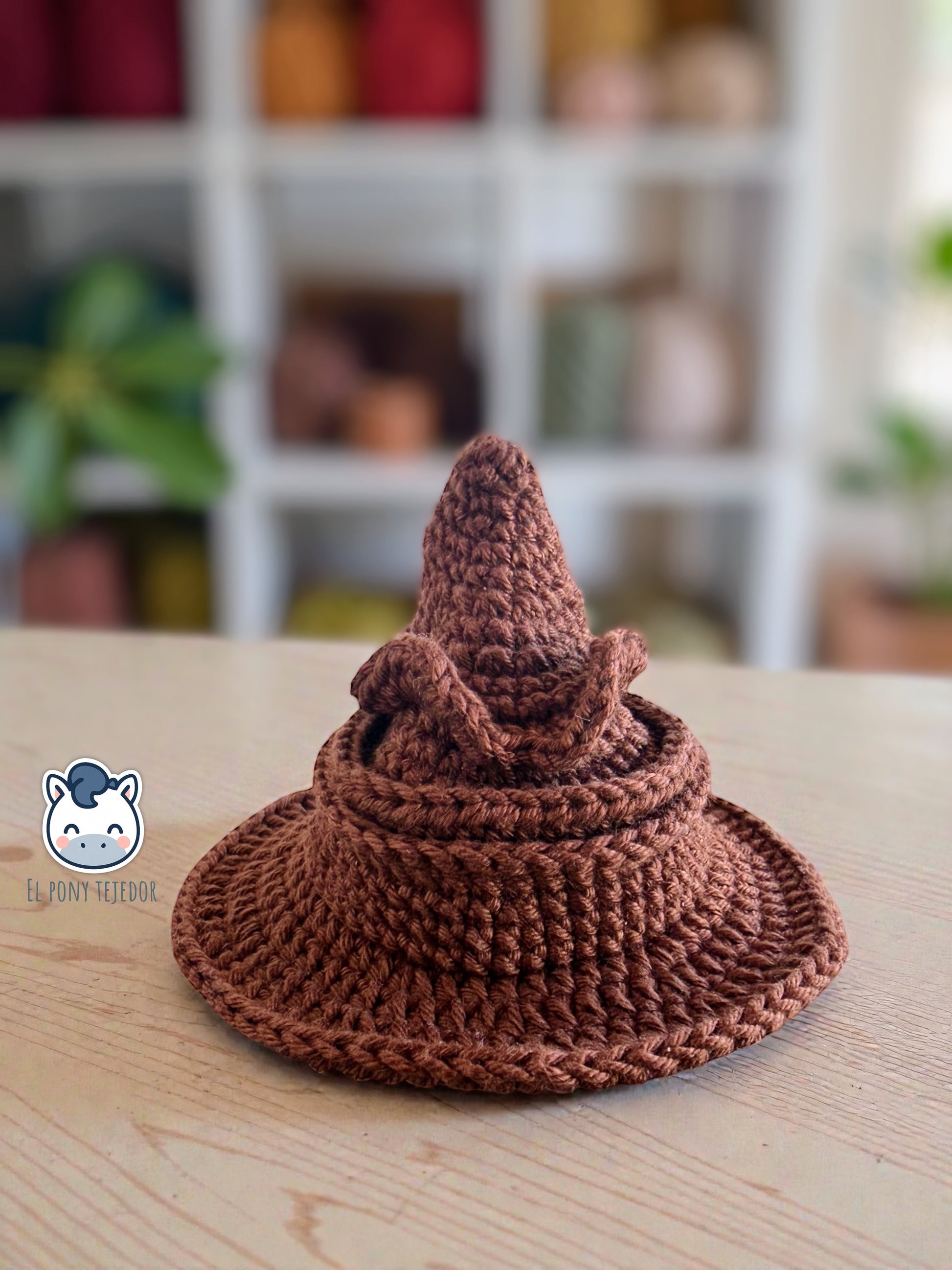Peluche del Sombrero Seleccionador hecho a mano a crochet, inspirado en Harry Potter. Amigurumi tejido con hilo 100% algodón, con detalles cuidadosamente elaborados. Regalo perfecto para fans del mundo mágico, coleccionistas y amantes de la fantasía.