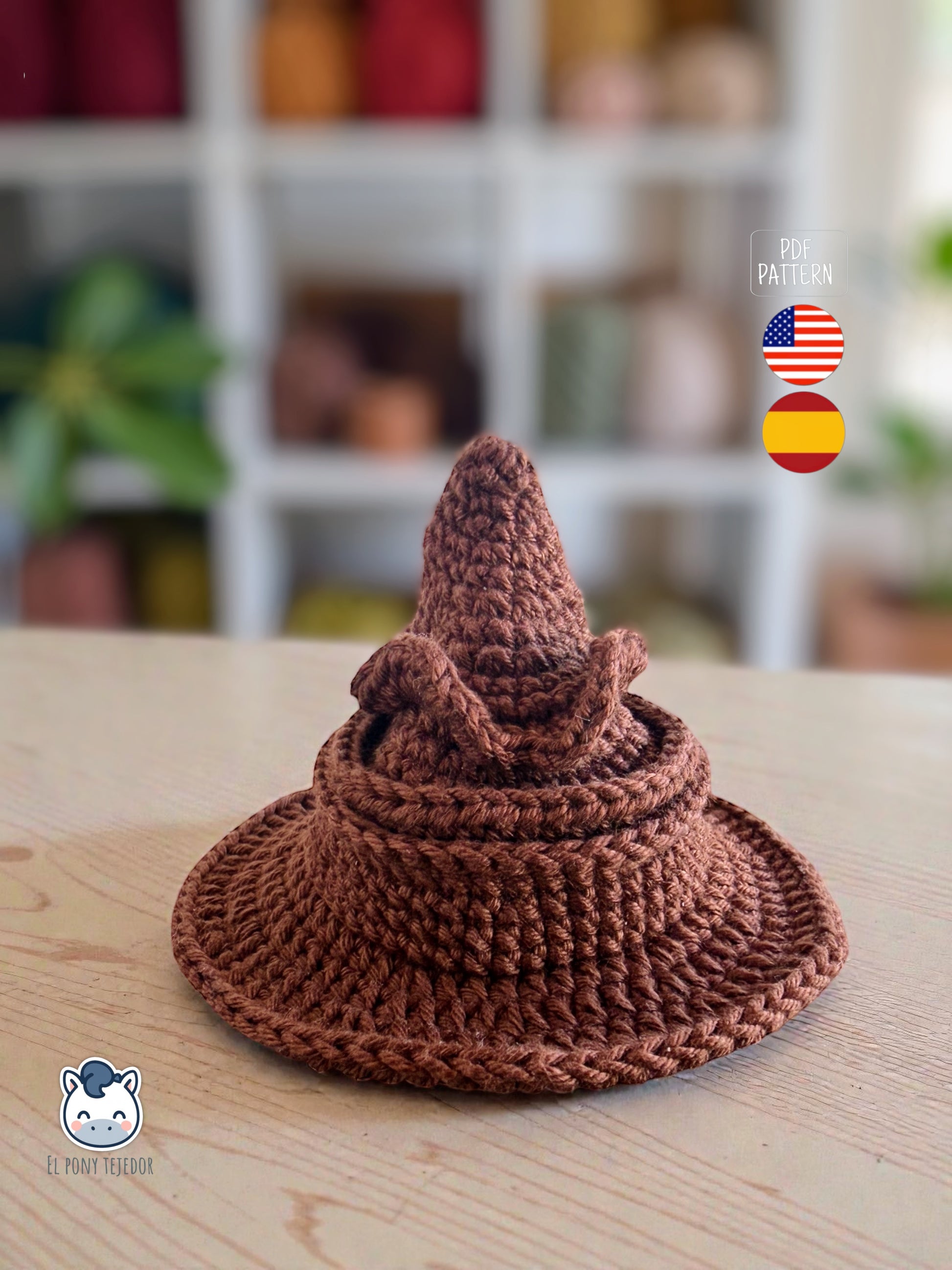 Handmade Sorting Hat amigurumi inspired by a magical wizard universe, a geek crochet pattern PDF perfect for fantasy fans and handmade amigurumi lovers | Amigurumi del Sombrero Seleccionador inspirado en un universo mágico, patrón de ganchillo ideal para fans de la fantasía y del crochet artesanal