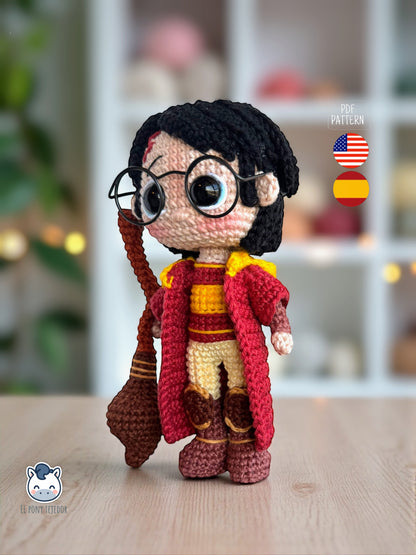 Handmade Harry Potter amigurumi featuring school uniform with Sorting Hat and Quidditch version with broom, crochet pattern PDF for Harry Potter fans / Amigurumi de Harry Potter con uniforme de colegio y sombrero seleccionador y versión de Quidditch con escoba, patrón de ganchillo en PDF para fans de Harry Potter