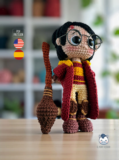 Handmade Harry Potter amigurumi featuring school uniform with Sorting Hat and Quidditch version with broom, crochet pattern PDF for Harry Potter fans / Amigurumi de Harry Potter con uniforme de colegio y sombrero seleccionador y versión de Quidditch con escoba, patrón de ganchillo en PDF para fans de Harry Potter