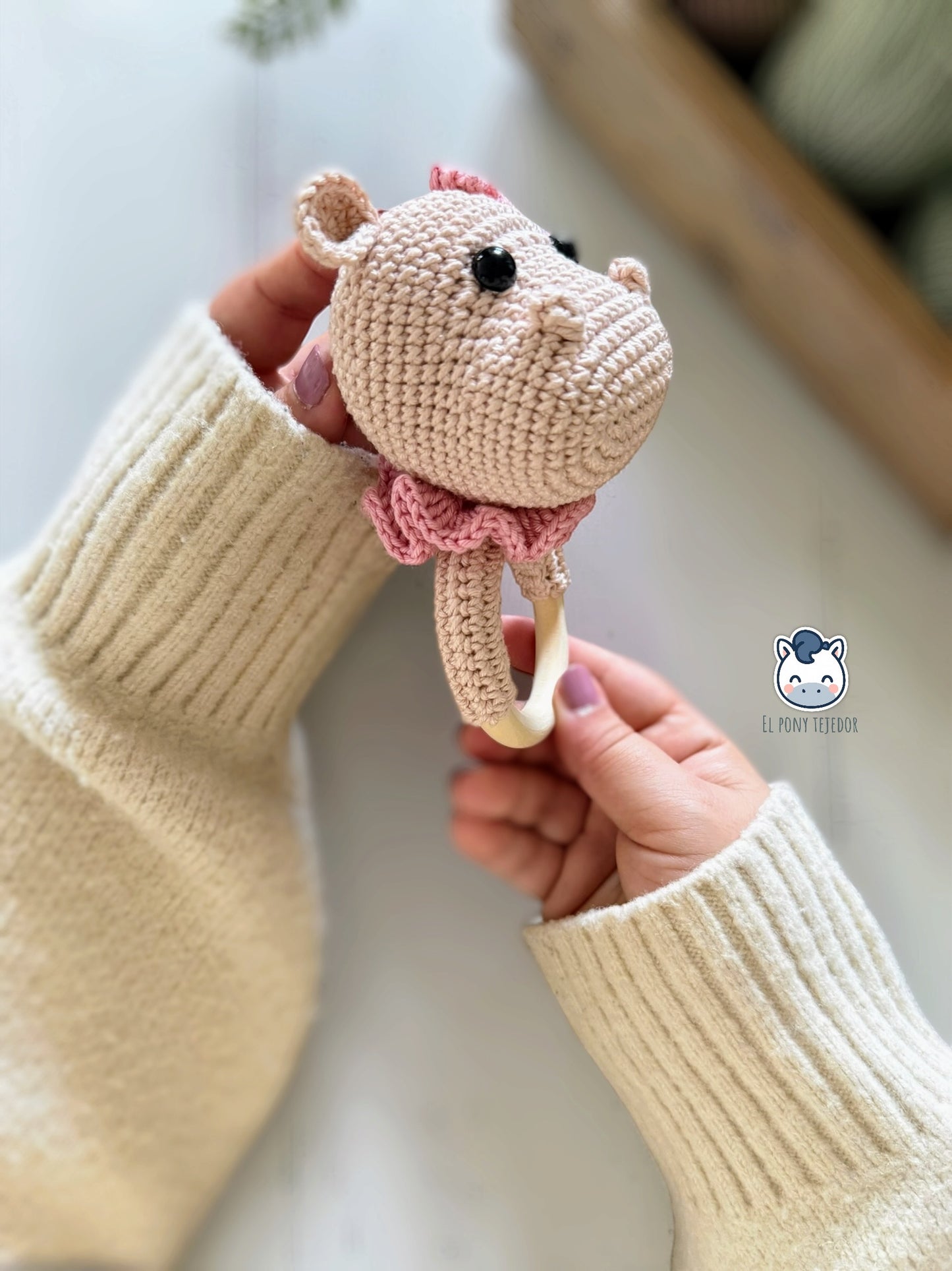 Pack amigurumi hipopótamo bebé hecho a mano con sonajero, doudou con muselina y chupetero a juego, un patrón de ganchillo ideal para regalos de recién nacido y accesorios handmade de bebé.