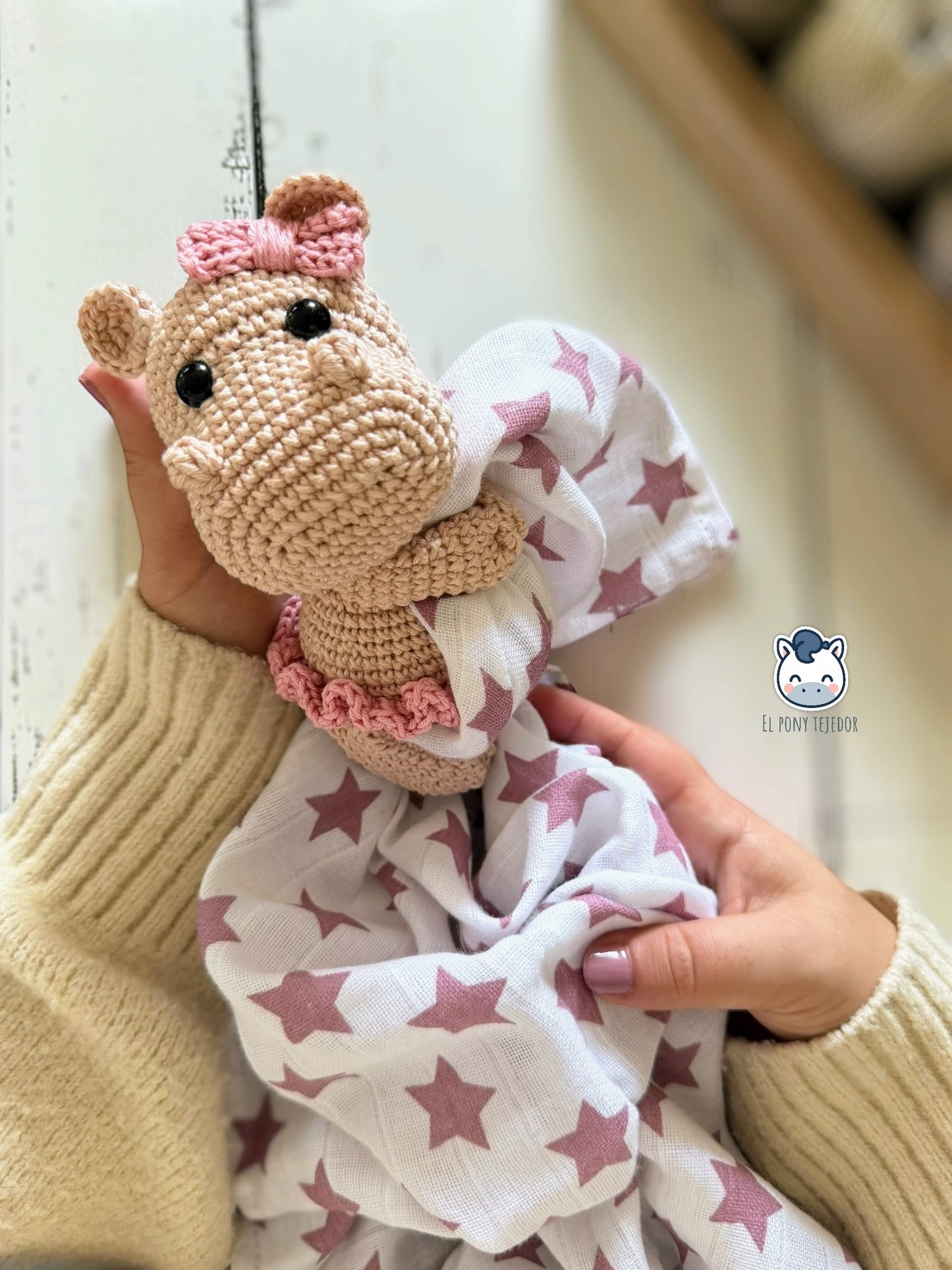 Pack amigurumi hipopótamo bebé hecho a mano con sonajero, doudou con muselina y chupetero a juego, un patrón de ganchillo ideal para regalos de recién nacido y accesorios handmade de bebé.