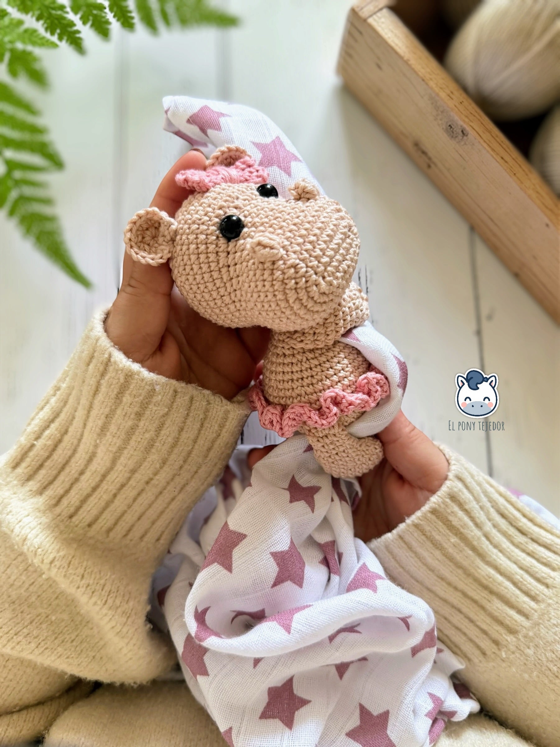 Pack amigurumi hipopótamo bebé hecho a mano con sonajero, doudou con muselina y chupetero a juego, un patrón de ganchillo ideal para regalos de recién nacido y accesorios handmade de bebé.