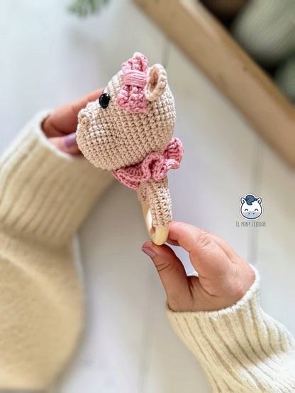 Pack amigurumi hipopótamo bebé hecho a mano con sonajero, doudou con muselina y chupetero a juego, un patrón de ganchillo ideal para regalos de recién nacido y accesorios handmade de bebé.