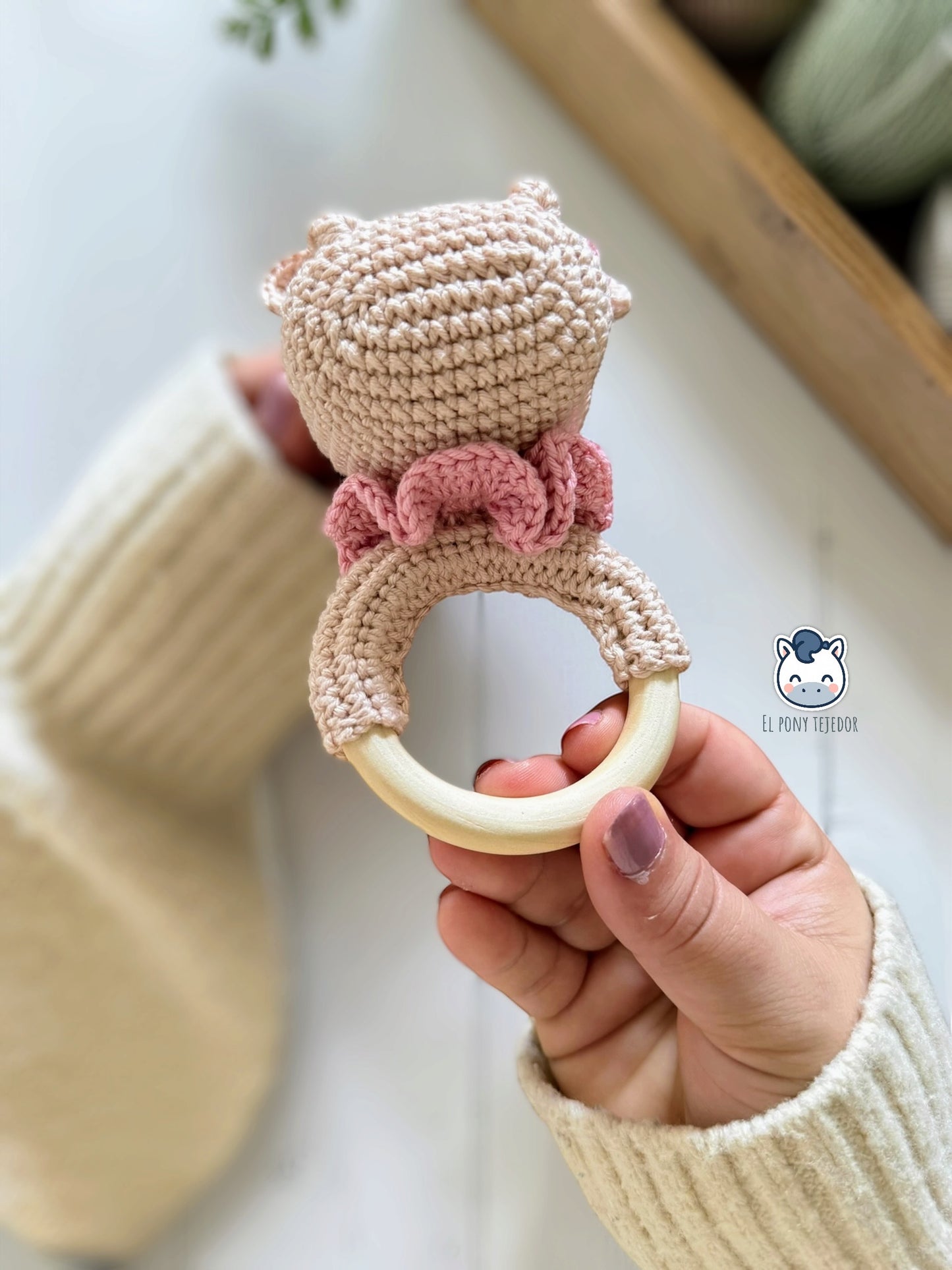 Pack amigurumi hipopótamo bebé hecho a mano con sonajero, doudou con muselina y chupetero a juego, un patrón de ganchillo ideal para regalos de recién nacido y accesorios handmade de bebé.