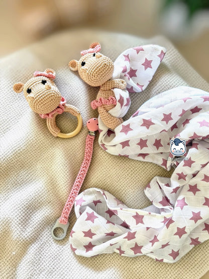 Pack amigurumi hipopótamo bebé hecho a mano con sonajero, doudou con muselina y chupetero a juego, un patrón de ganchillo ideal para regalos de recién nacido y accesorios handmade de bebé.