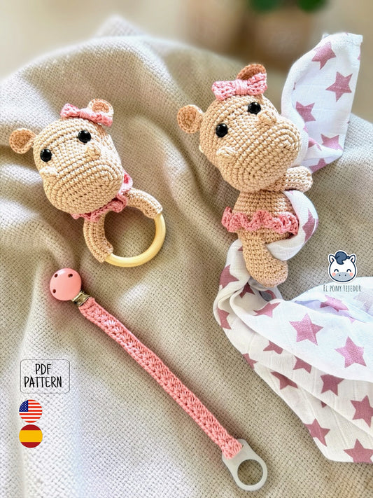Pack amigurumi hipopótamo bebé hecho a mano con sonajero, doudou con muselina y chupetero a juego, un patrón de ganchillo ideal para regalos de recién nacido y accesorios handmade de bebé.