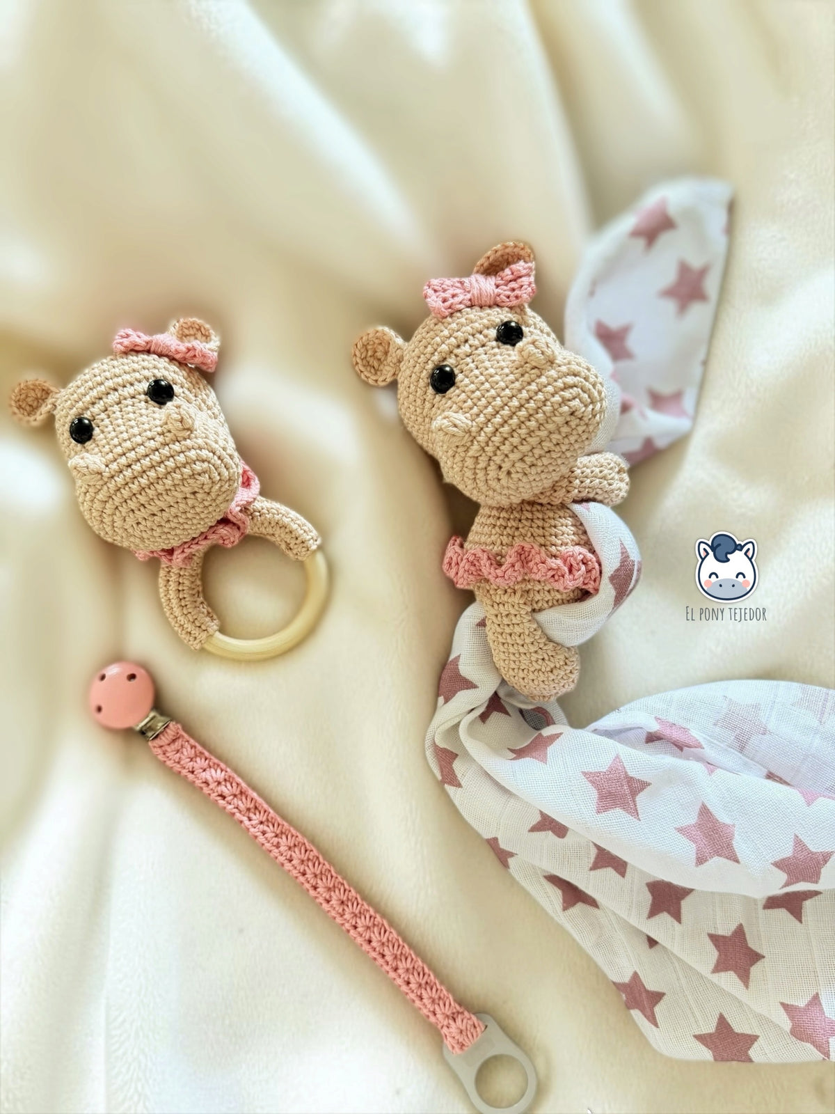 Pack amigurumi hipopótamo bebé hecho a mano con sonajero, doudou con muselina y chupetero a juego, un patrón de ganchillo ideal para regalos de recién nacido y accesorios handmade de bebé.