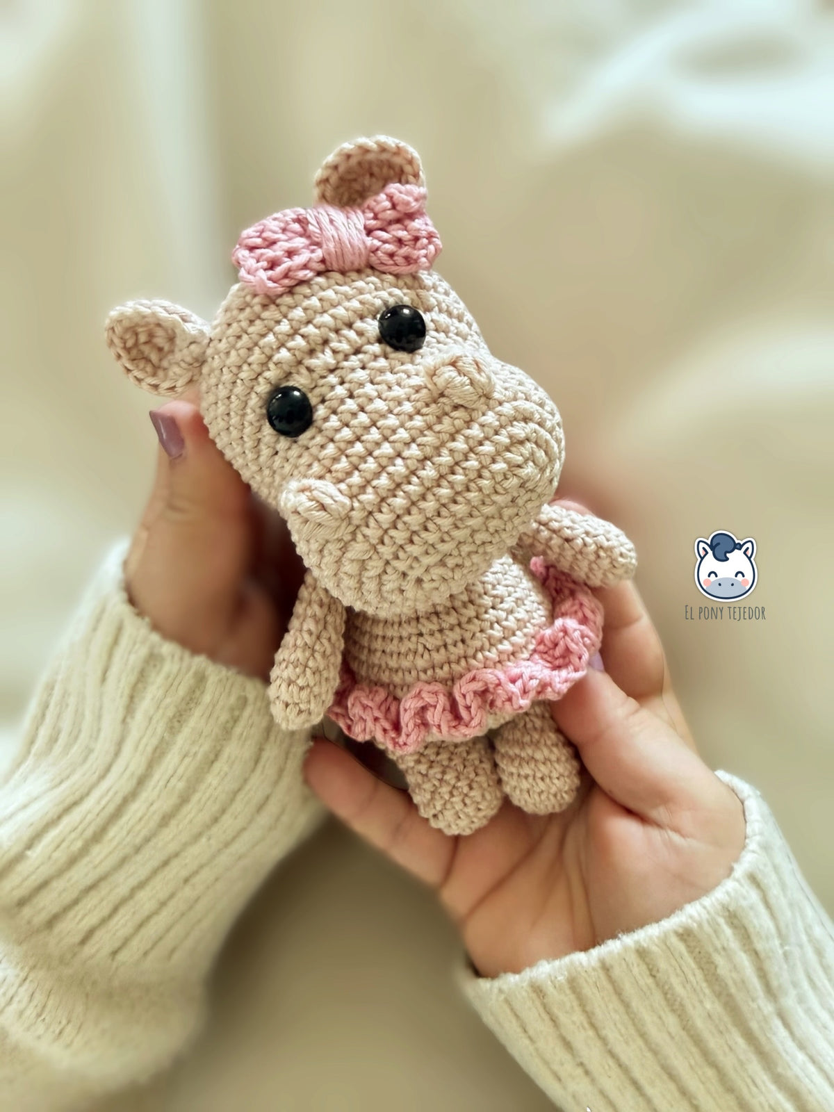 Pack amigurumi hipopótamo bebé hecho a mano con sonajero, doudou con muselina y chupetero a juego, un patrón de ganchillo ideal para regalos de recién nacido y accesorios handmade de bebé.