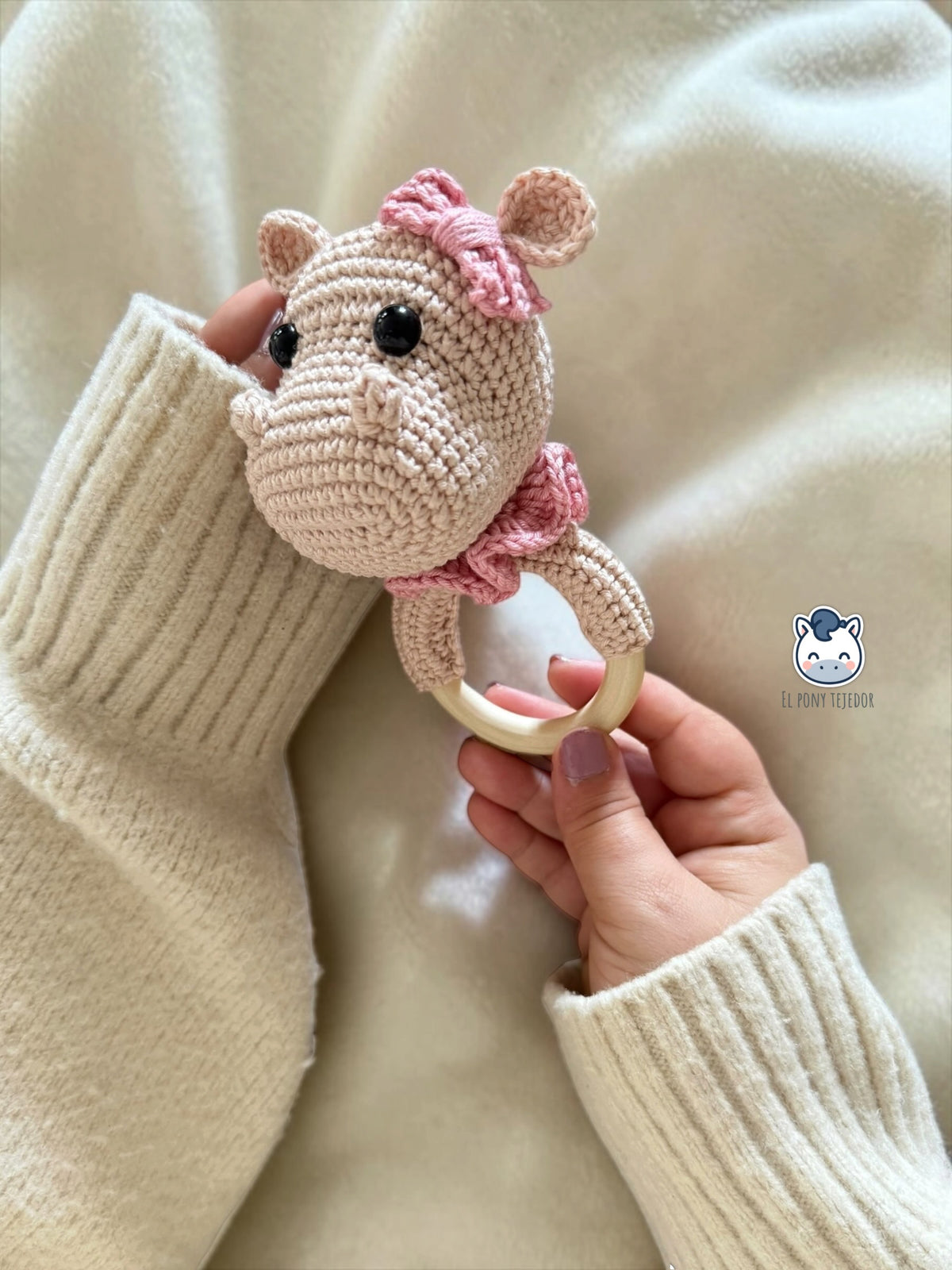 Pack amigurumi hipopótamo bebé hecho a mano con sonajero, doudou con muselina y chupetero a juego, un patrón de ganchillo ideal para regalos de recién nacido y accesorios handmade de bebé.