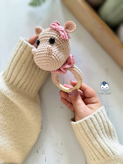 Pack amigurumi hipopótamo bebé hecho a mano con sonajero, doudou con muselina y chupetero a juego, un patrón de ganchillo ideal para regalos de recién nacido y accesorios handmade de bebé.