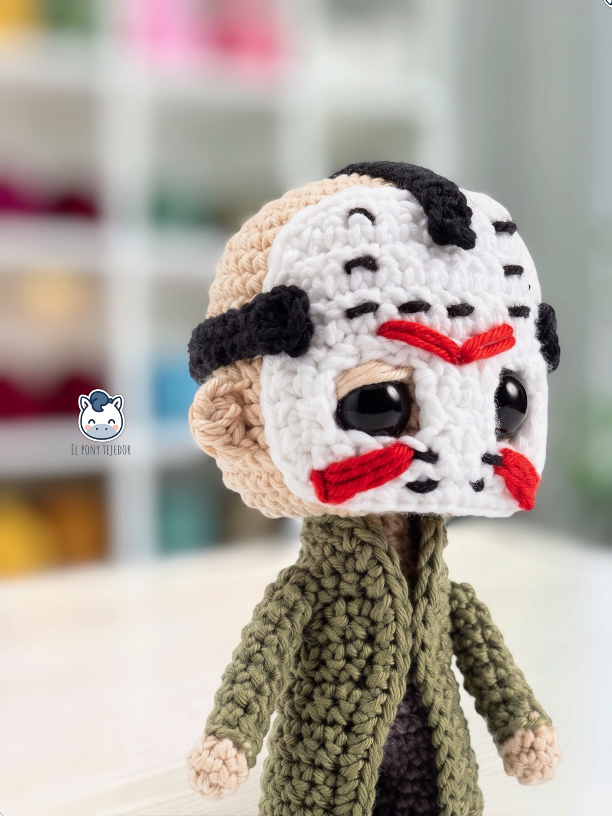 Amigurumi de Jason Voorhees hecho a mano a ganchillo, inspirado en Viernes 13, con su icónica máscara blanca de hockey, chaqueta verde y pantalones oscuros. Patrón PDF de crochet ideal para Halloween y coleccionistas del cine de terror.