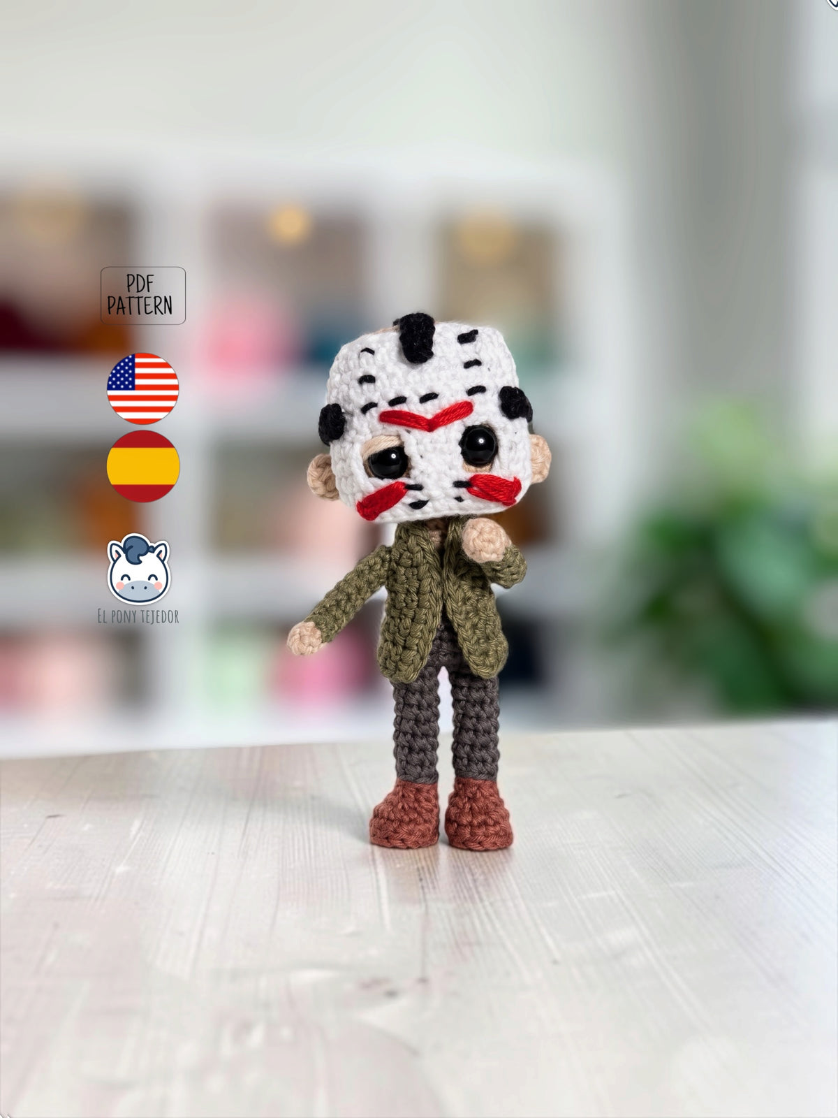 Amigurumi de Jason Voorhees hecho a mano a ganchillo, inspirado en Viernes 13, con su icónica máscara blanca de hockey, chaqueta verde y pantalones oscuros. Patrón PDF de crochet ideal para Halloween y coleccionistas del cine de terror.