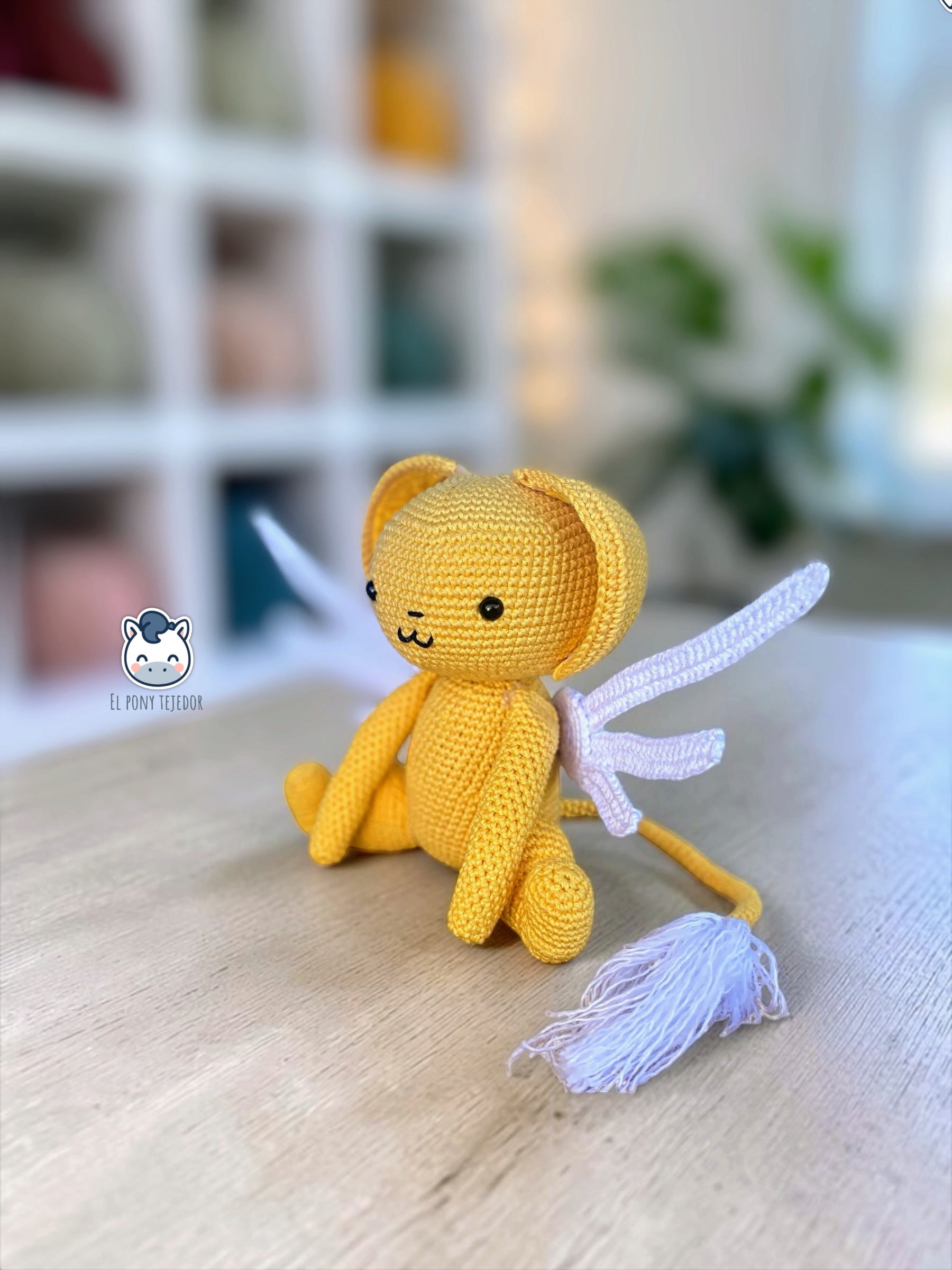 Muñeco amigurumi de Kerobero inspirado en Sakura Card Captor, un adorable patrón PDF de ganchillo con alas blancas y cuerpo amarillo para fans del anime y el manga.