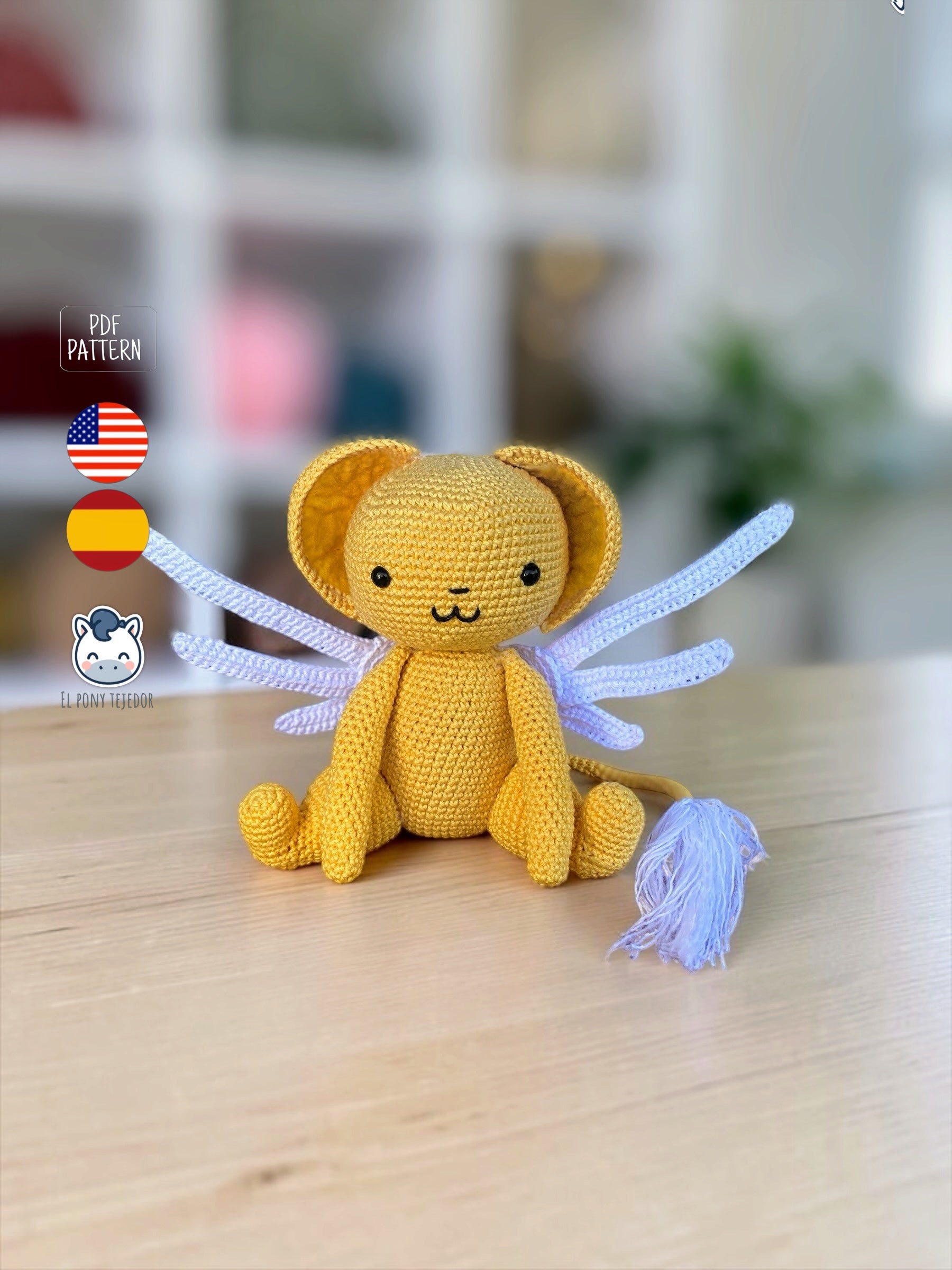 Muñeco amigurumi de Kerobero inspirado en Sakura Card Captor, un adorable patrón PDF de ganchillo con alas blancas y cuerpo amarillo para fans del anime y el manga.