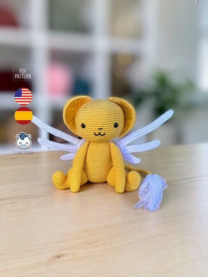 Muñeco amigurumi de Kerobero inspirado en Sakura Card Captor, un adorable patrón PDF de ganchillo con alas blancas y cuerpo amarillo para fans del anime y el manga.