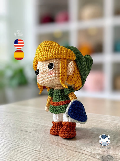 Handmade Link amigurumi inspired by The Legend of Zelda, a geek crochet pattern PDF in Funko style for Nintendo fans. Amigurumi de Link inspirado en The Legend of Zelda, un patrón de ganchillo estilo Funko perfecto para fans de Nintendo y videojuegos.