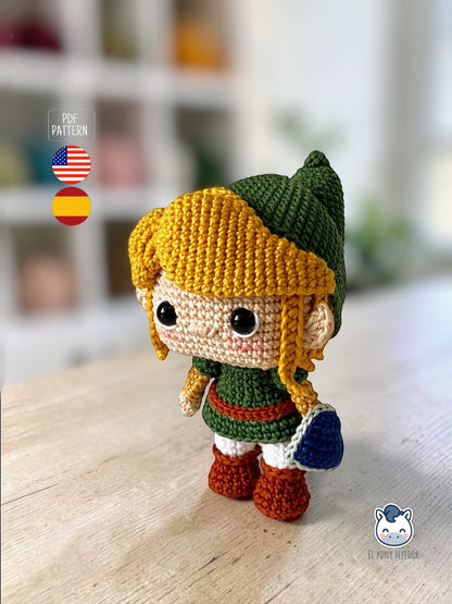 Handmade Link amigurumi inspired by The Legend of Zelda, a geek crochet pattern PDF in Funko style for Nintendo fans. Amigurumi de Link inspirado en The Legend of Zelda, un patrón de ganchillo estilo Funko perfecto para fans de Nintendo y videojuegos.