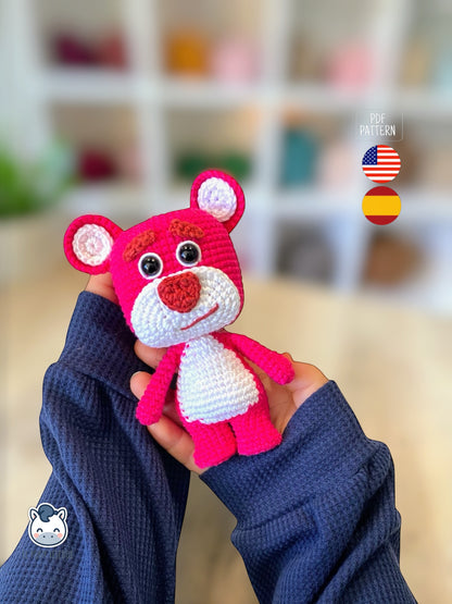 Amigurumi de Lotso inspirado en Toy Story, patrón de osito rosa a crochet ideal para fans de Pixar y amantes de los muñecos frikis hechos a mano.