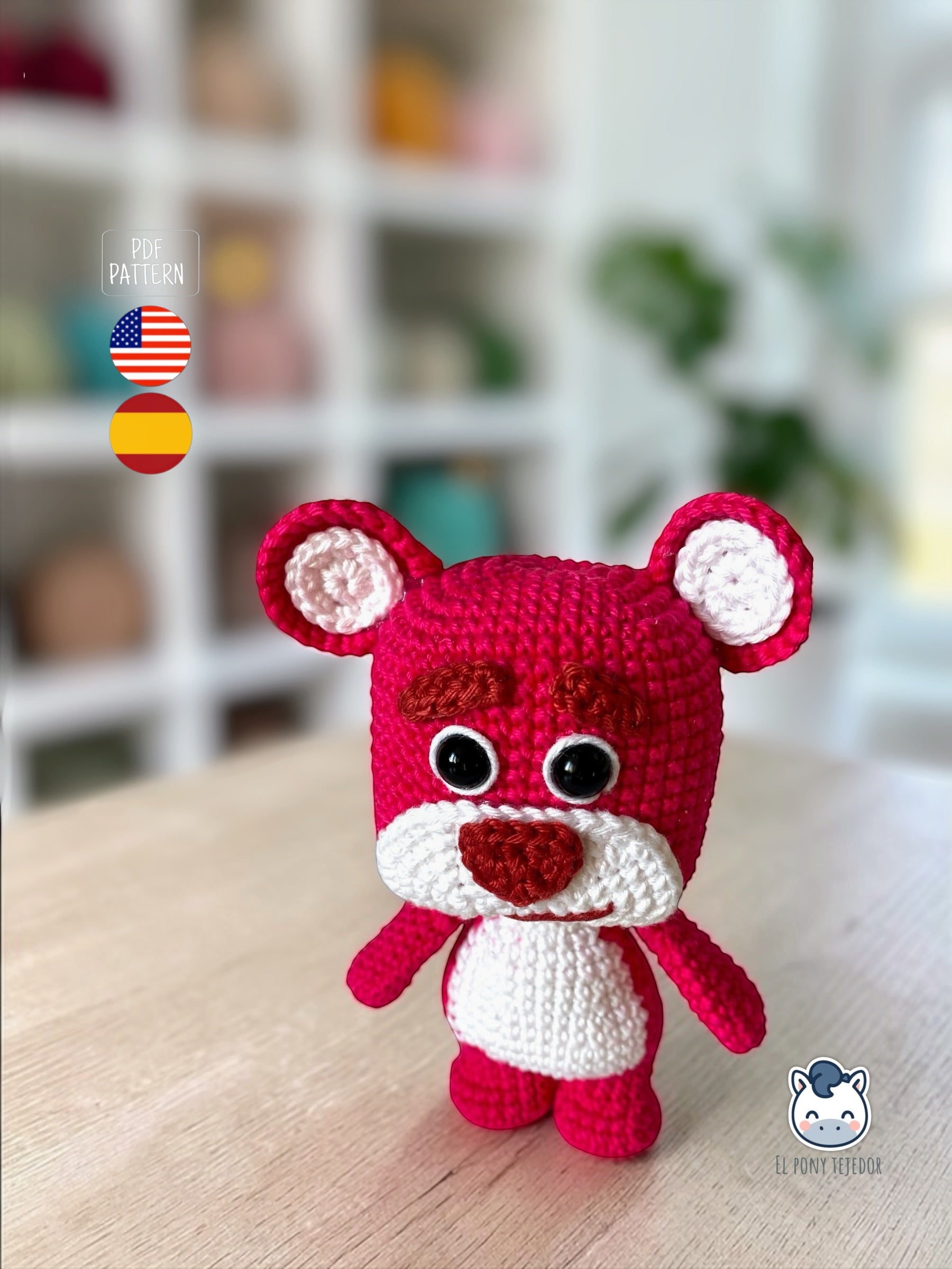 Amigurumi de Lotso inspirado en Toy Story, patrón de osito rosa a crochet ideal para fans de Pixar y amantes de los muñecos frikis hechos a mano.