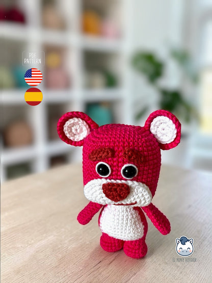 Amigurumi de Lotso inspirado en Toy Story, patrón de osito rosa a crochet ideal para fans de Pixar y amantes de los muñecos frikis hechos a mano.