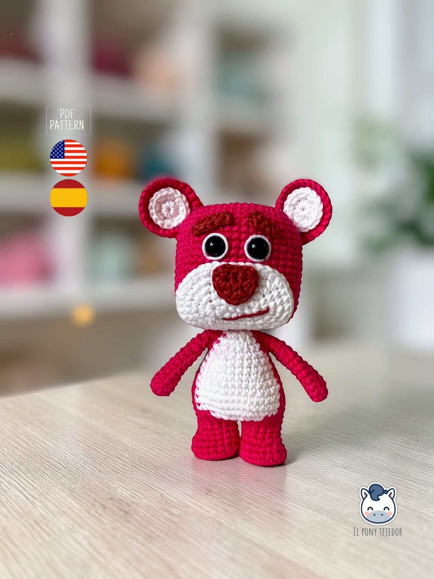 Amigurumi de Lotso inspirado en Toy Story, patrón de osito rosa a crochet ideal para fans de Pixar y amantes de los muñecos frikis hechos a mano.