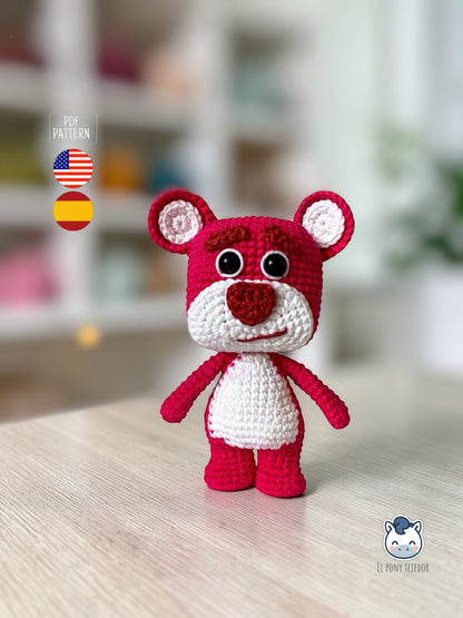 Amigurumi de Lotso inspirado en Toy Story, patrón de osito rosa a crochet ideal para fans de Pixar y amantes de los muñecos frikis hechos a mano.