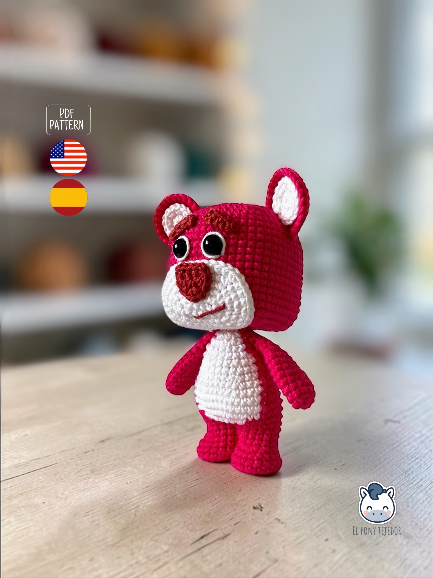Amigurumi de Lotso inspirado en Toy Story, patrón de osito rosa a crochet ideal para fans de Pixar y amantes de los muñecos frikis hechos a mano.